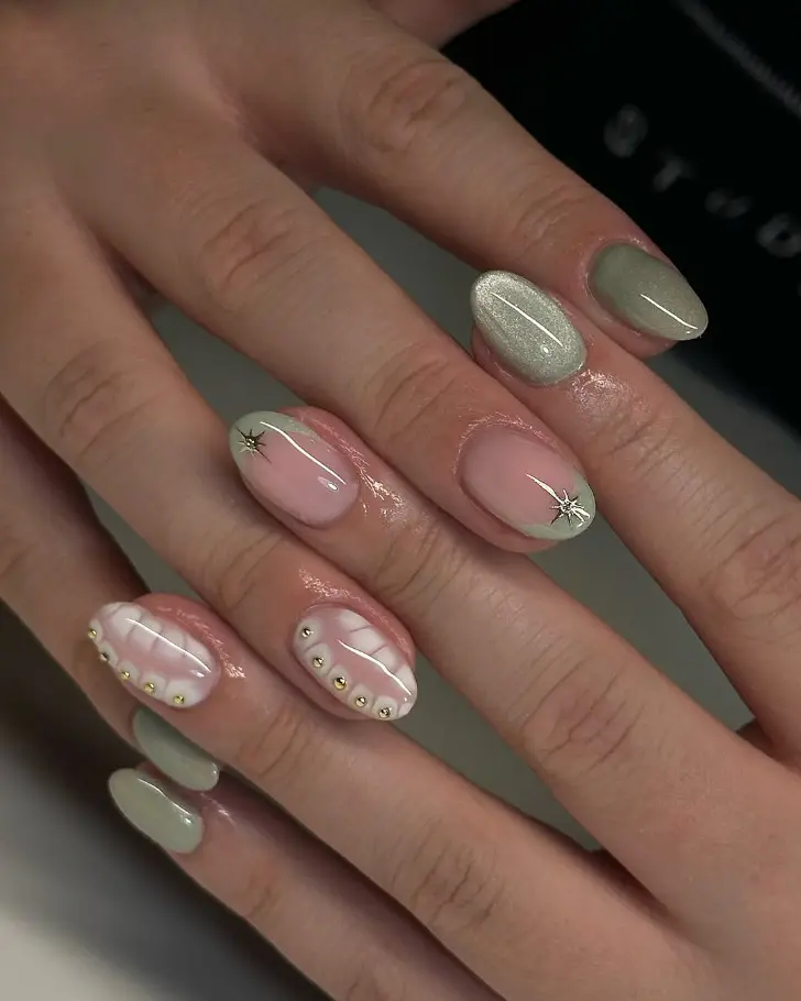 Короткий маникюр кошачий глаз с золотыми звездами и светлым анимал принтом