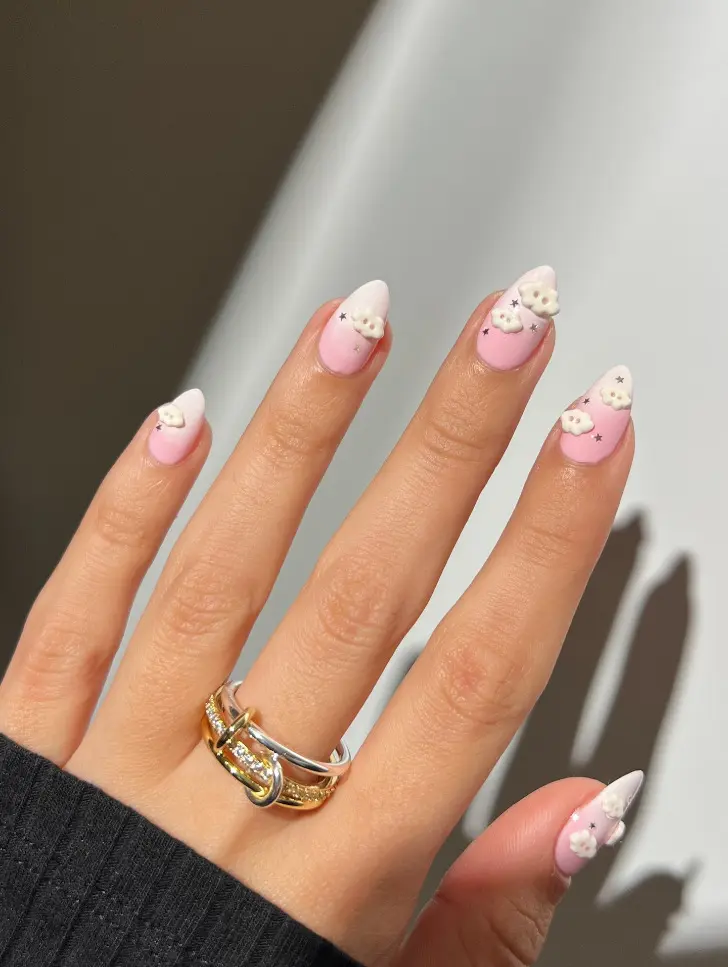 Короткий маникюр с дерзкими 3D облаками