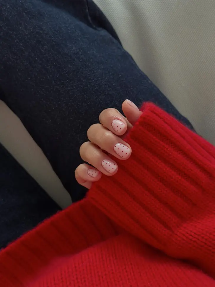 Короткий маникюр с красным мини горошком
