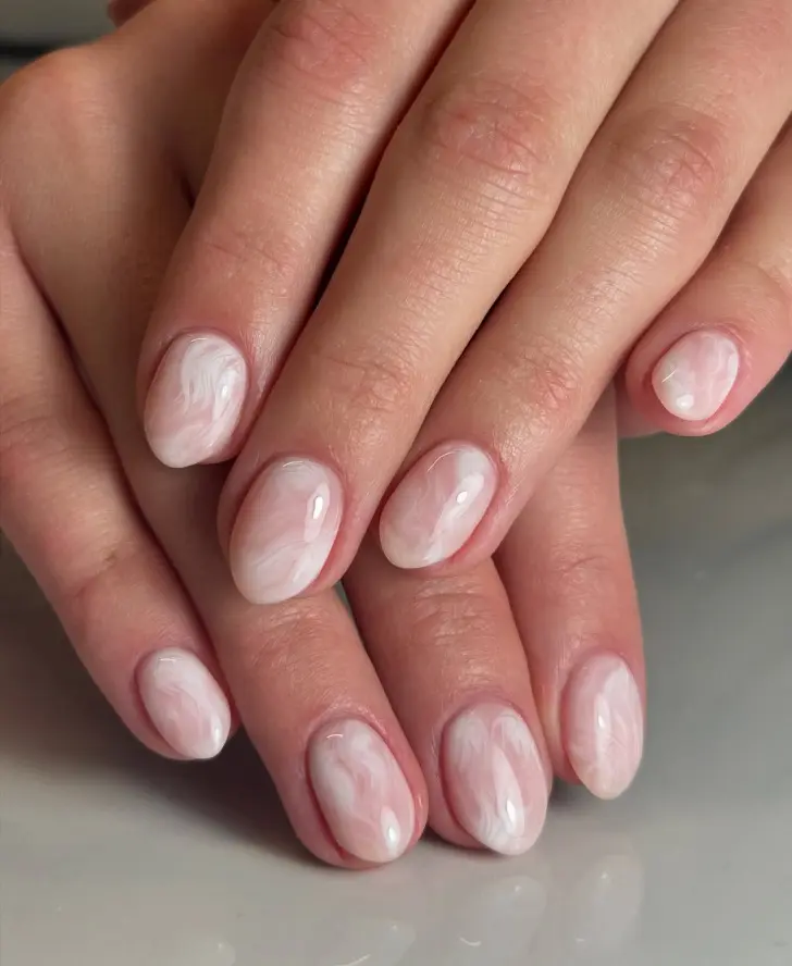 Короткий маникюр с молочно белым эффектом мрамора