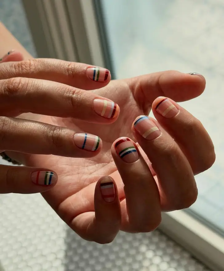 Короткий маникюр с натуральной основой и разноцветными полосами