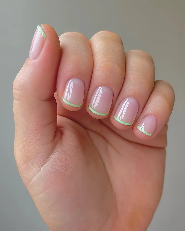 Короткий микро френч в насыщенном зеленом с чистой основой