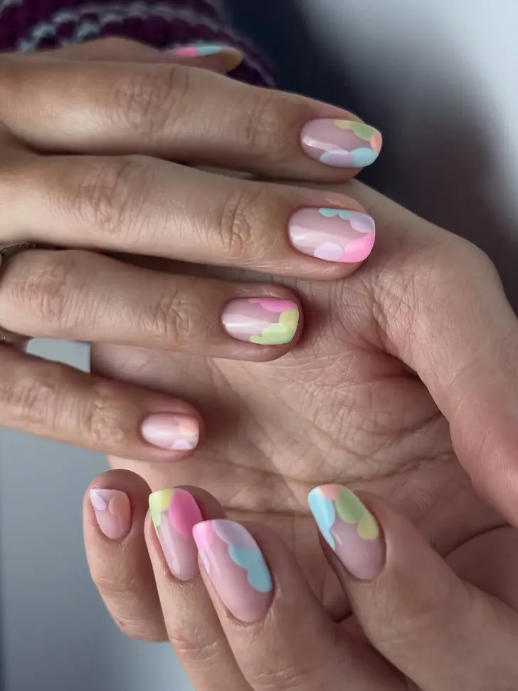 Короткий натуральный маникюр с насыщенными разноцветными фигурами