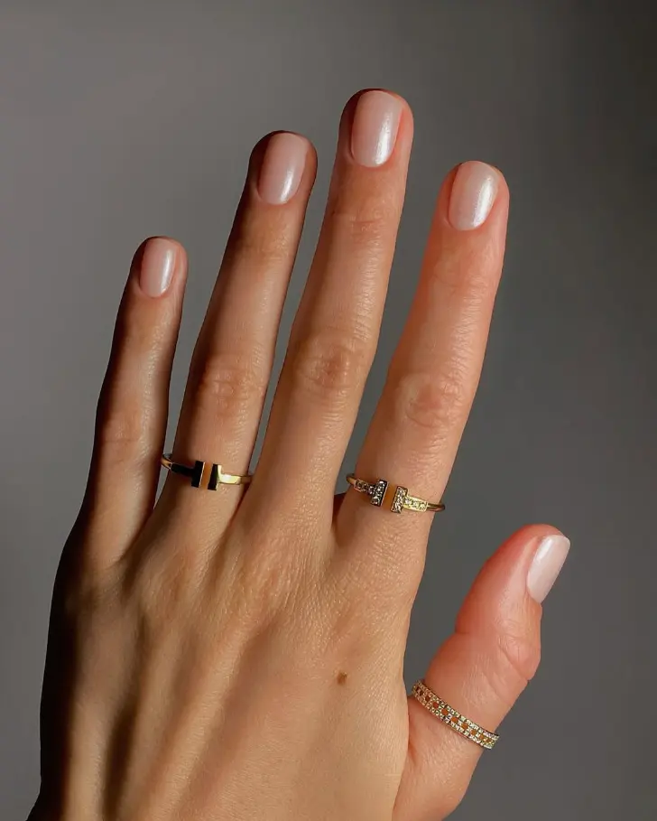 Короткий однотонный маникюр в молочно белом оттенке