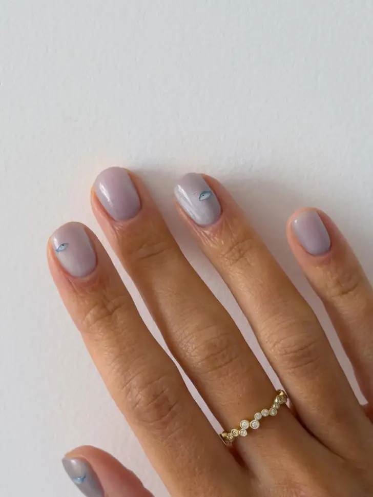 Короткий пурпурный маникюр с мини рыбками