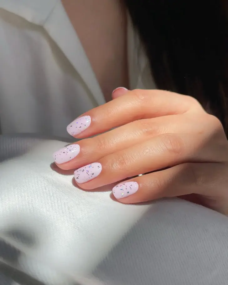 Короткий шикарный маникюр с микро фигурами битого стекла