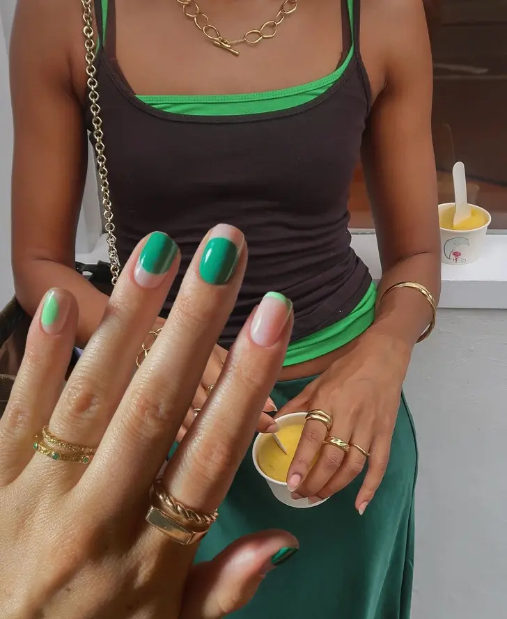 Короткий зеленый маникюр с простым но впечатляющим дизайном