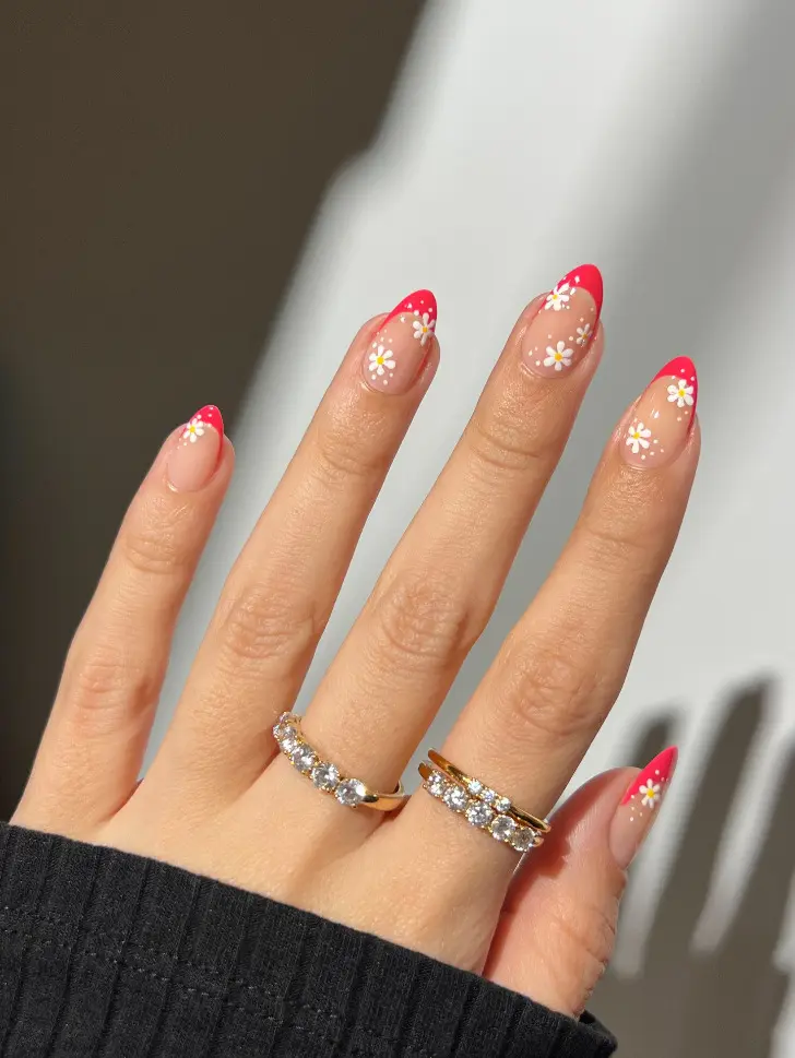 Красный френч с белыми ромашками для элегантных леди