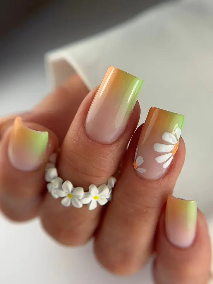 Квадратный дорогой маникюр с легким градиентом и белыми цветами