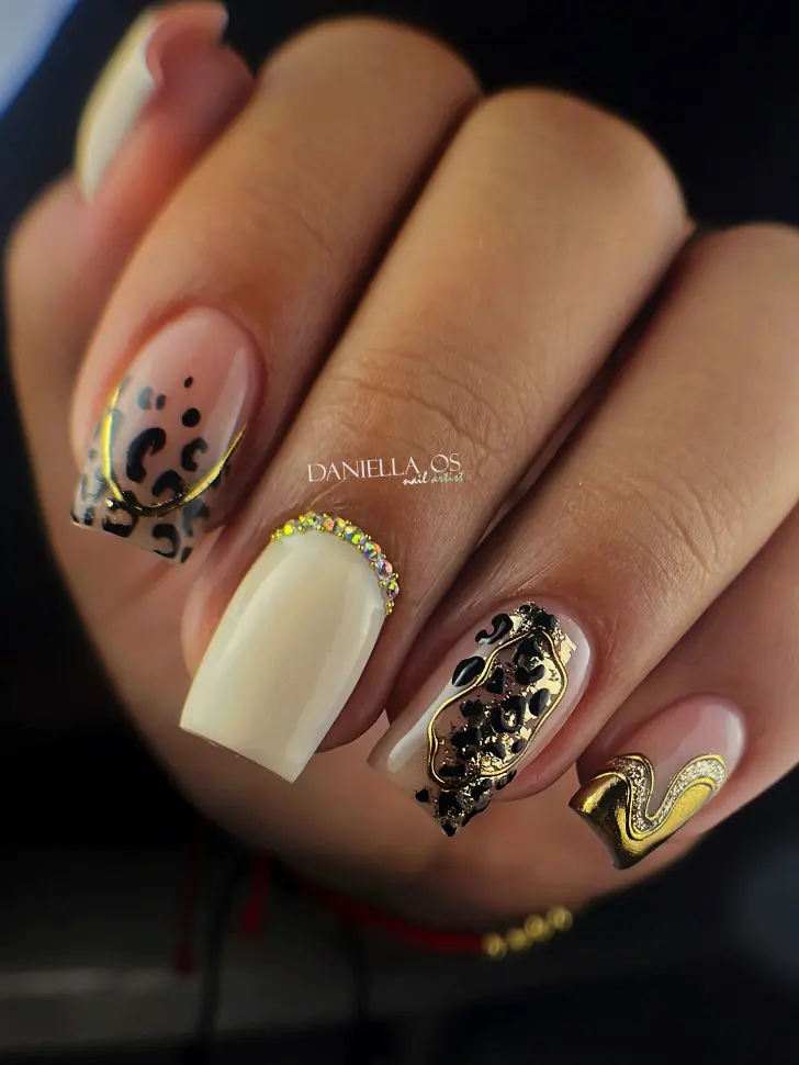 Квадратный дорогой маникюр с золотыми и черными узорами