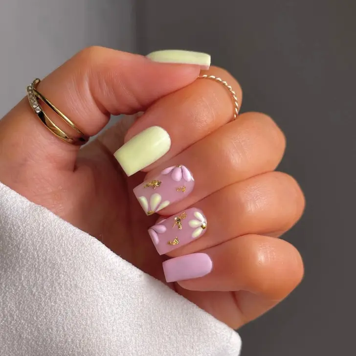 Квадратный стильный маникюр с простыми ромашками в желтом и бледно розовом оттенке