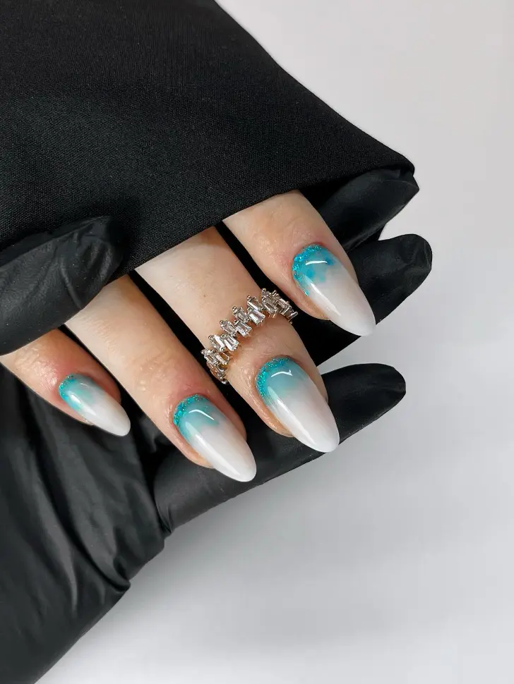 Лунный маникюр с изумрудно бежевым градиентом