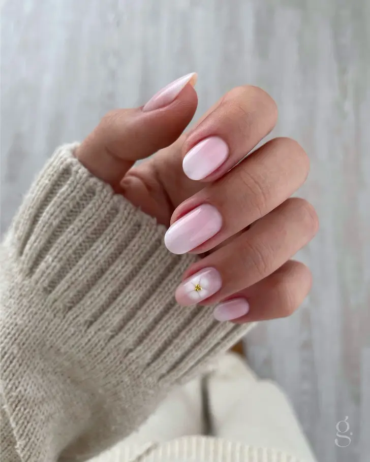 Маникюр с бежево натуральными оттенками с цветком