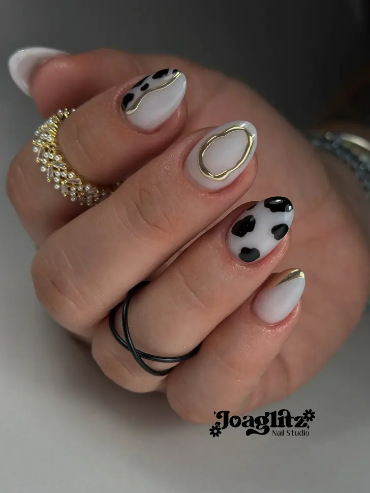 Маникюр с черными пятнами и золотым овалом на светло серой основе