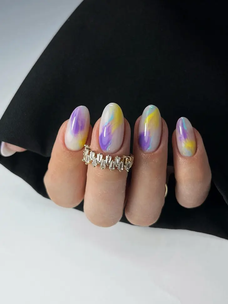 Маникюр с градиентом в целто фиолетовых цветах