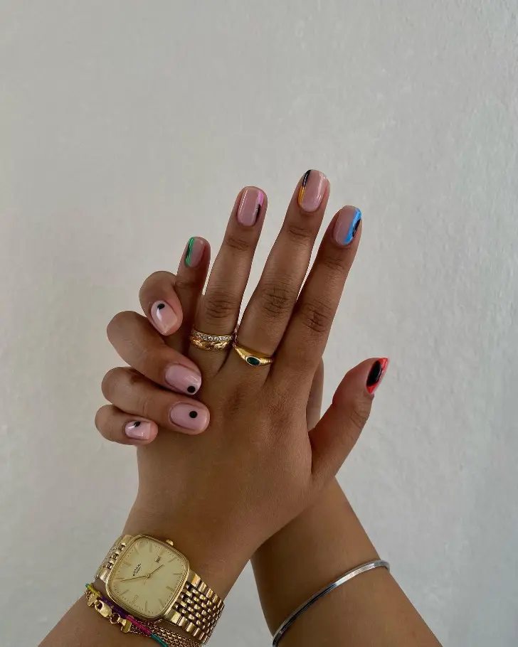 Маникюр с крупными точка и яркими боками для леди со вкусом