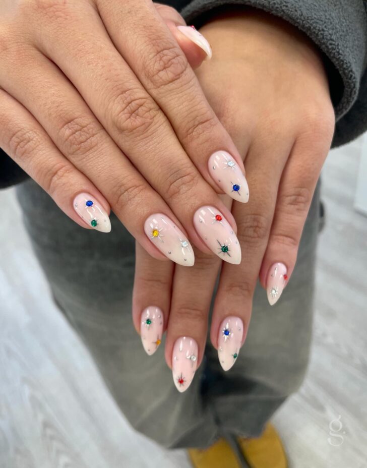 Маникюр с легким градиентом и серебряными звездами с ядром из разноцветных страз