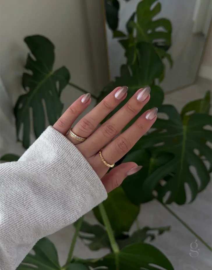 Маникюр с натурально кофейной глянцевой основе