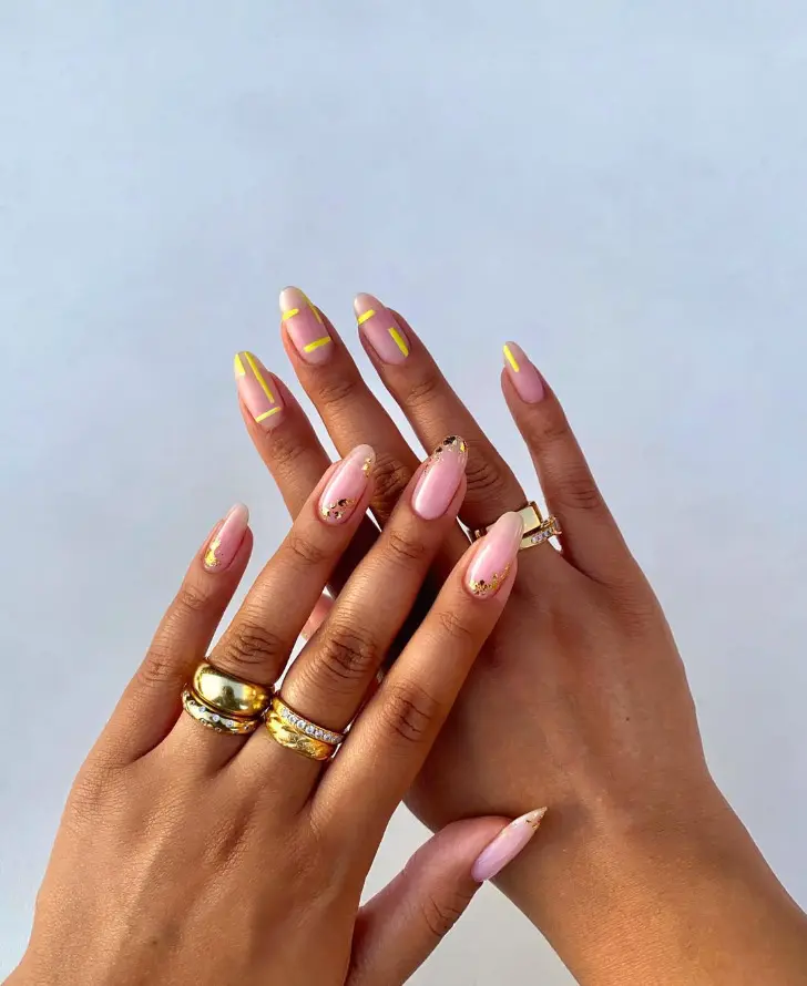 Маникюр с золотой фольгой и неоновыми линиями для женщин со вкусом