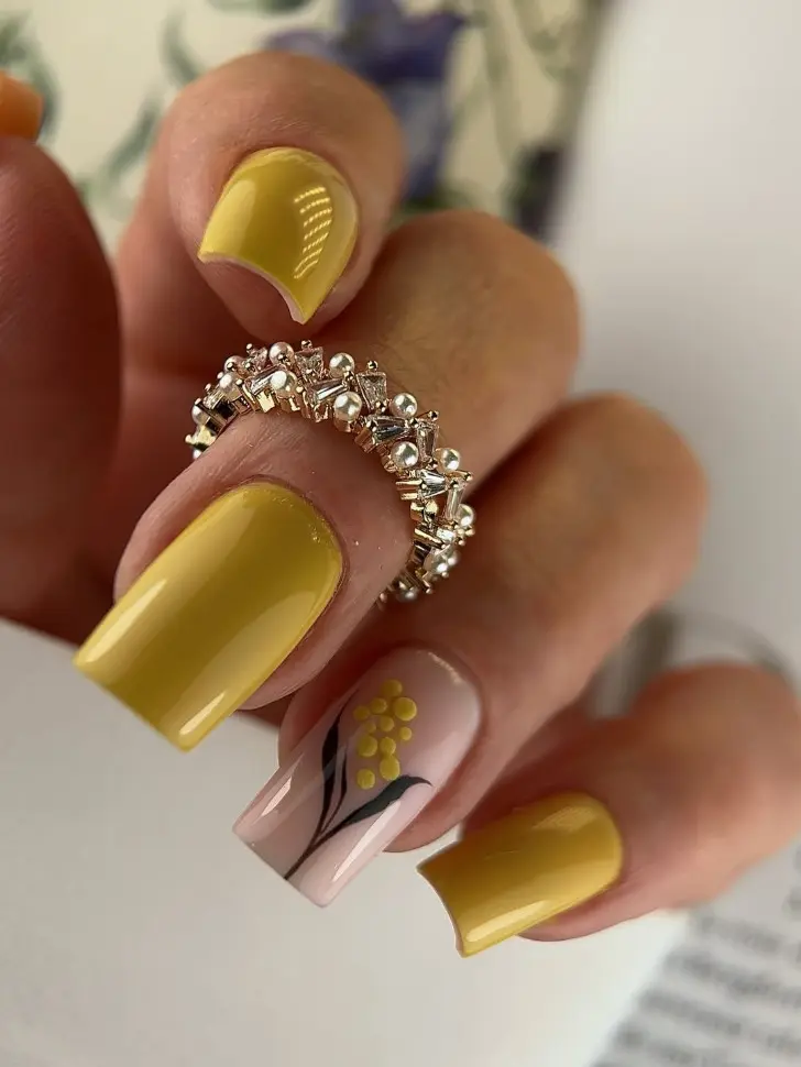 Маникюр в оттенке желтого с неповторимым абстрактным цветком