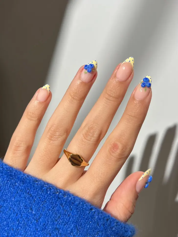 Масляно желтый френч с 3D ягодами