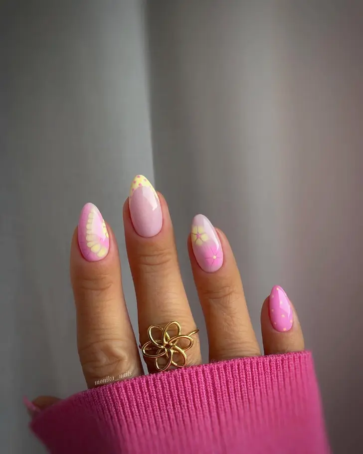 Миндальный маникюр с натуральной основой стильными цветами и френчем