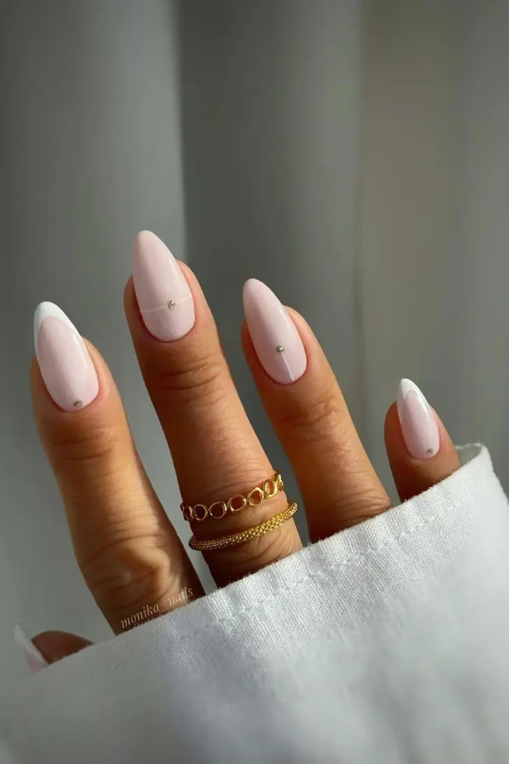 Миндальный молочно белый маникюр с золотыми микро точками