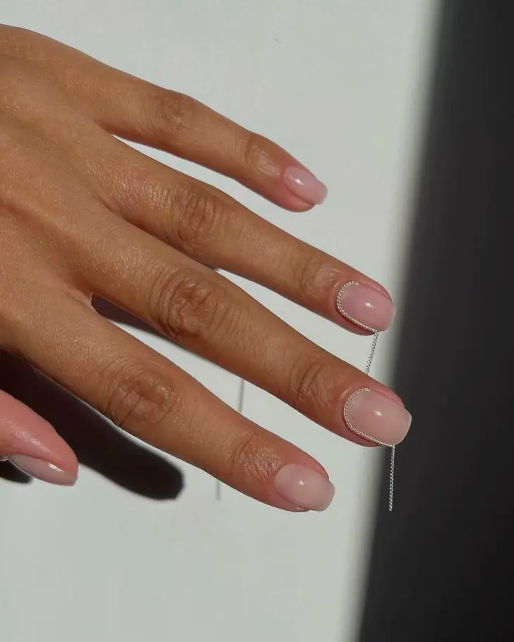 Минималистичные чистые ногти с цепочками