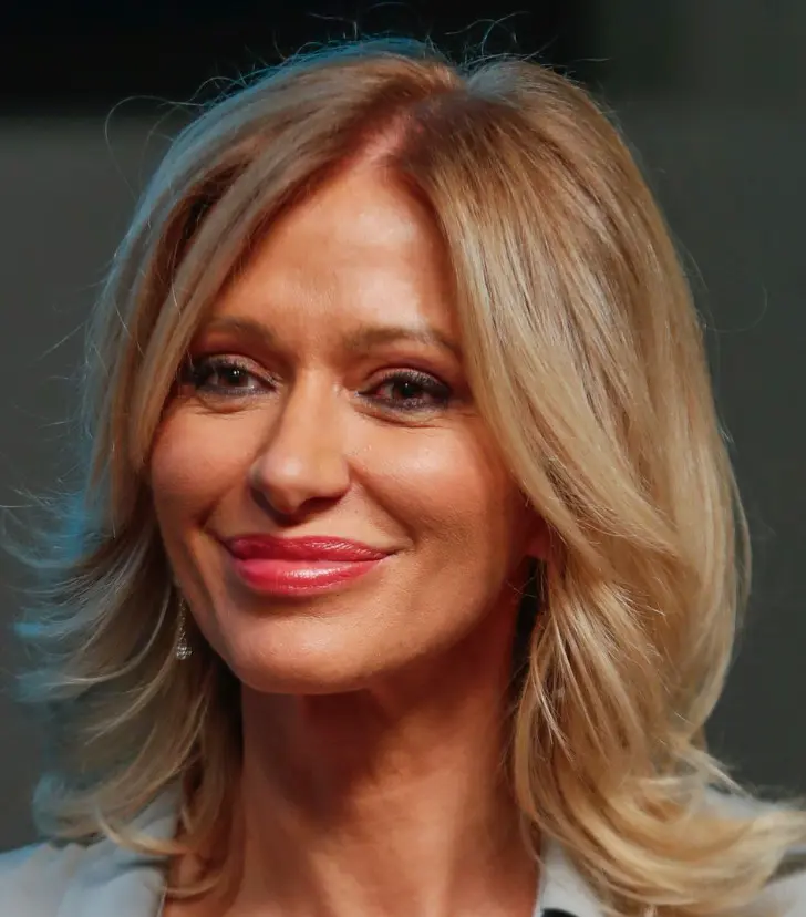 Многослойная стрижка с прядями обрамляющими лицо и маскирующая пушистость волос