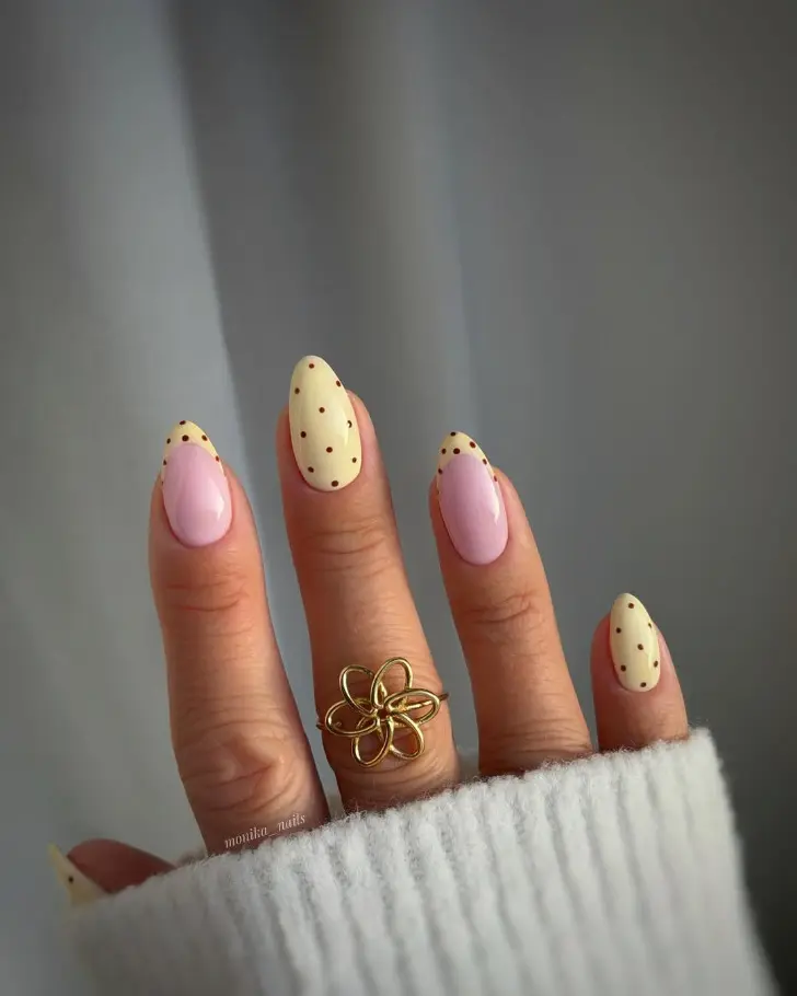 Молочно белый маникюр с масляно желтыми ногтями и мелким горошком