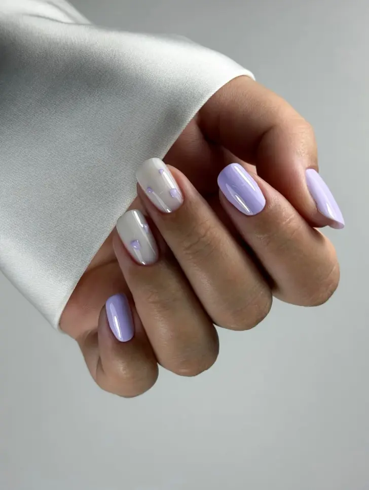 Молочно белый маникюр с мягкими фиолетовыми оттенками