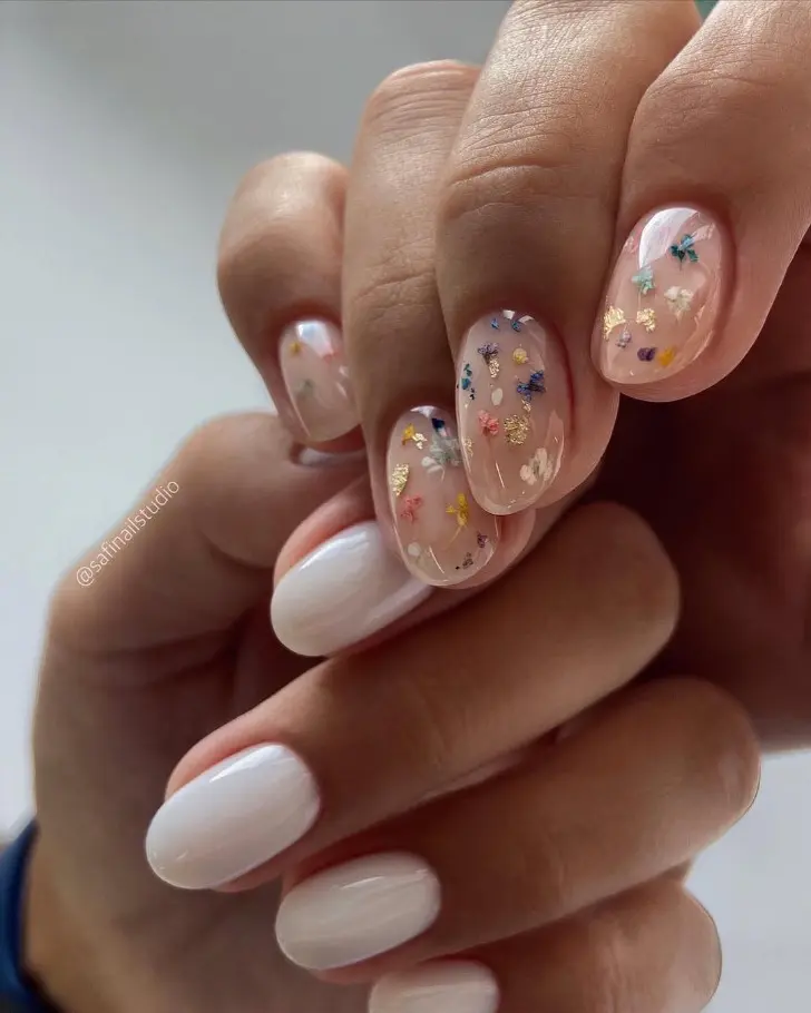 Молочно белый маникюр с весенними сухоцветами