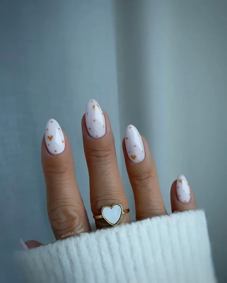 Молочно белый миндальный маникюр с золотым горошком