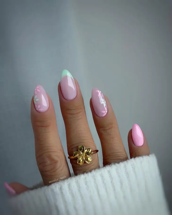 Молочно белый маникюр на миндальных ногтях с рисунком цветов в пастельных оттенках