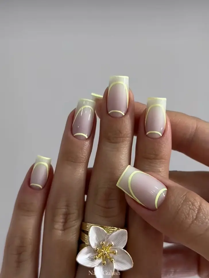 Молочные ногти с эффектом омбре и двойным неоновым френчем