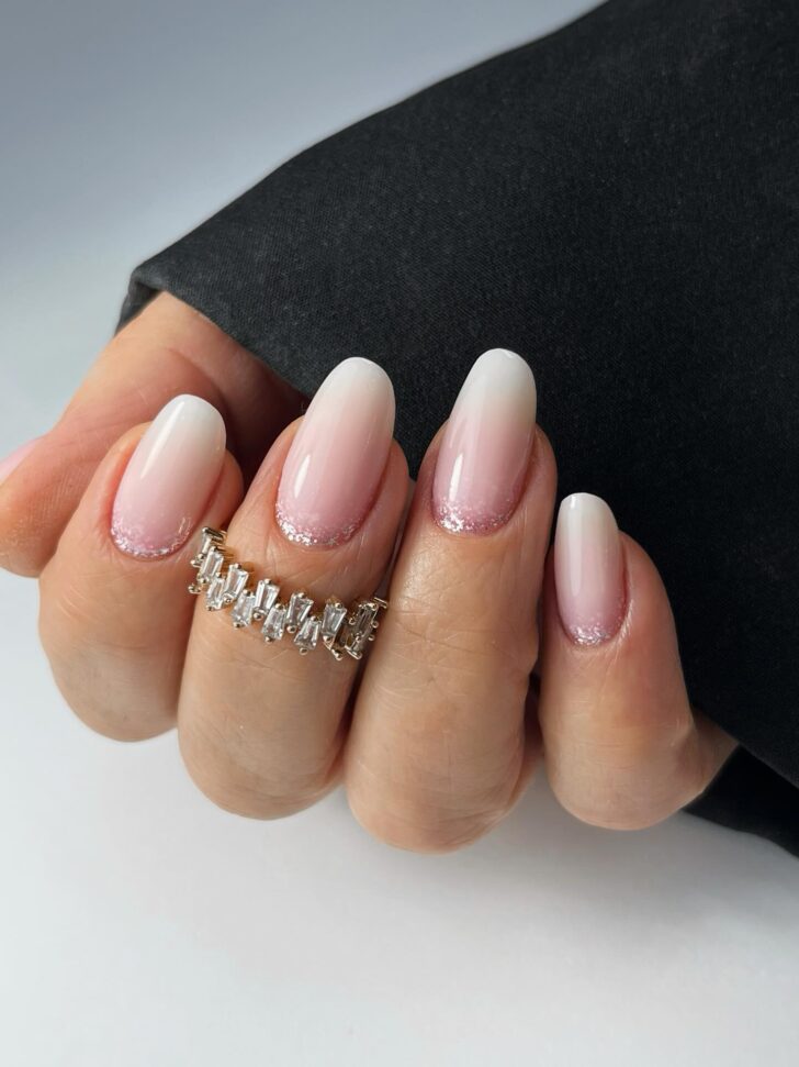 Натурально бежевый градиент на овальном лунном маникюре