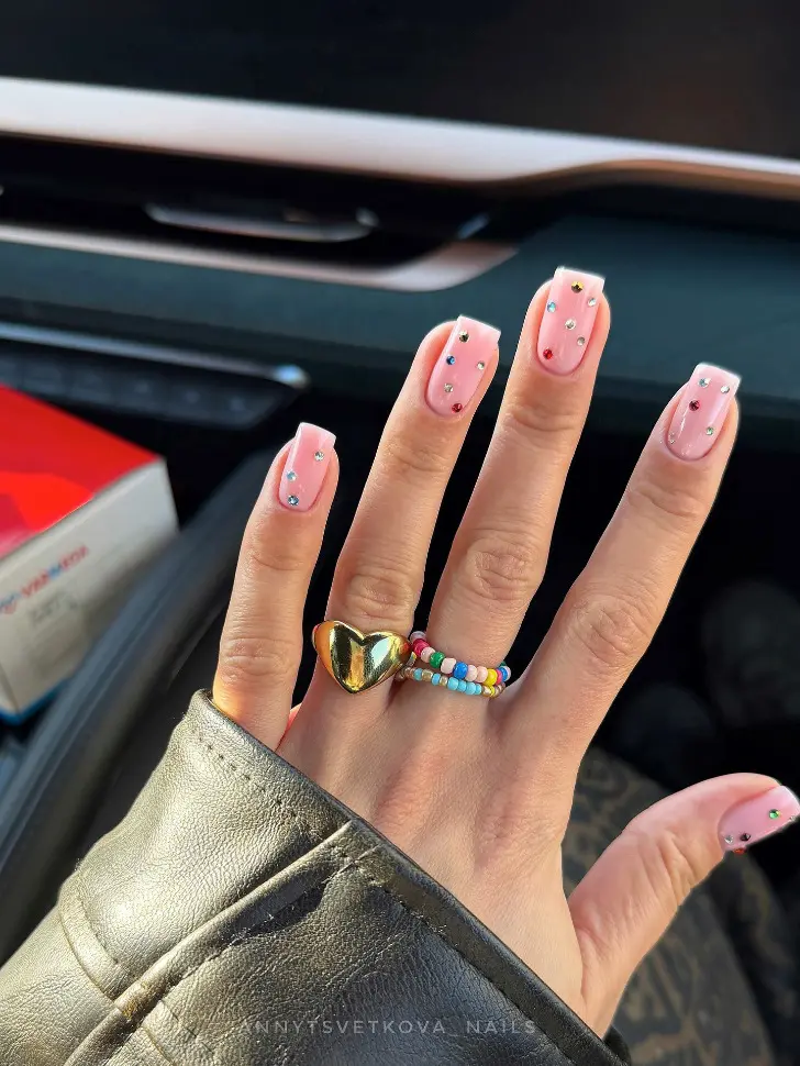 Натуральные ногти с эффектными разноцветными кристаллами