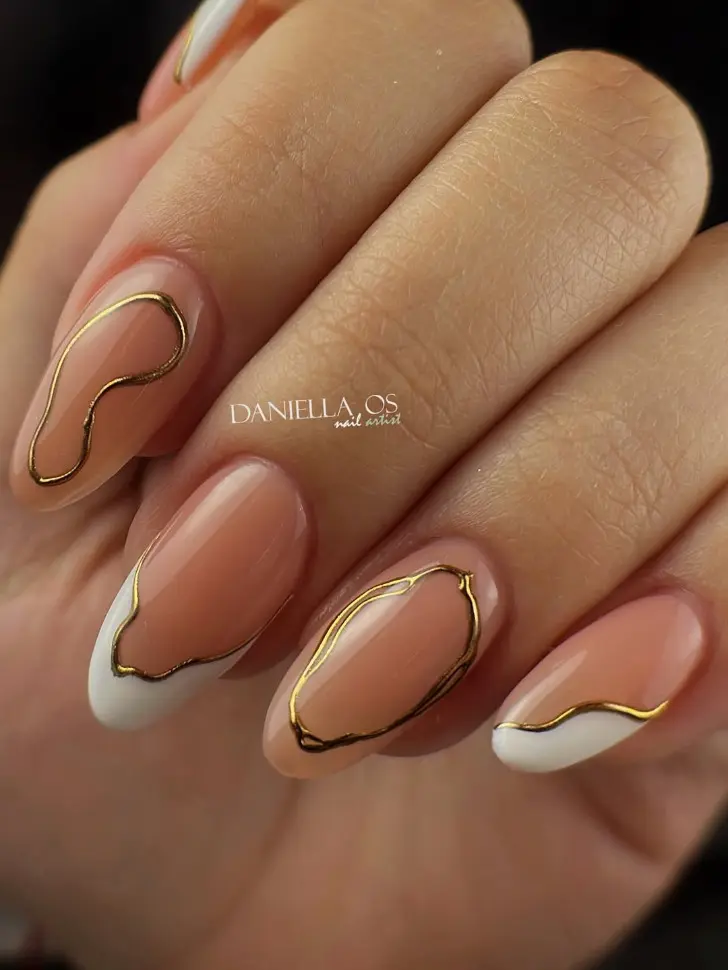 Незабываемый белый френч подчеркнутый золотой линией