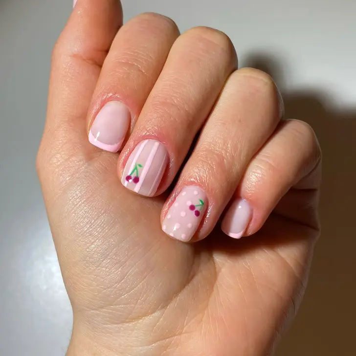 Нежно розовый френч с полосами и точками