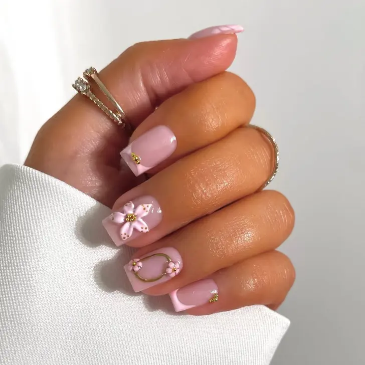 Нежно розовый маникюр с цветами и золотыми элементами