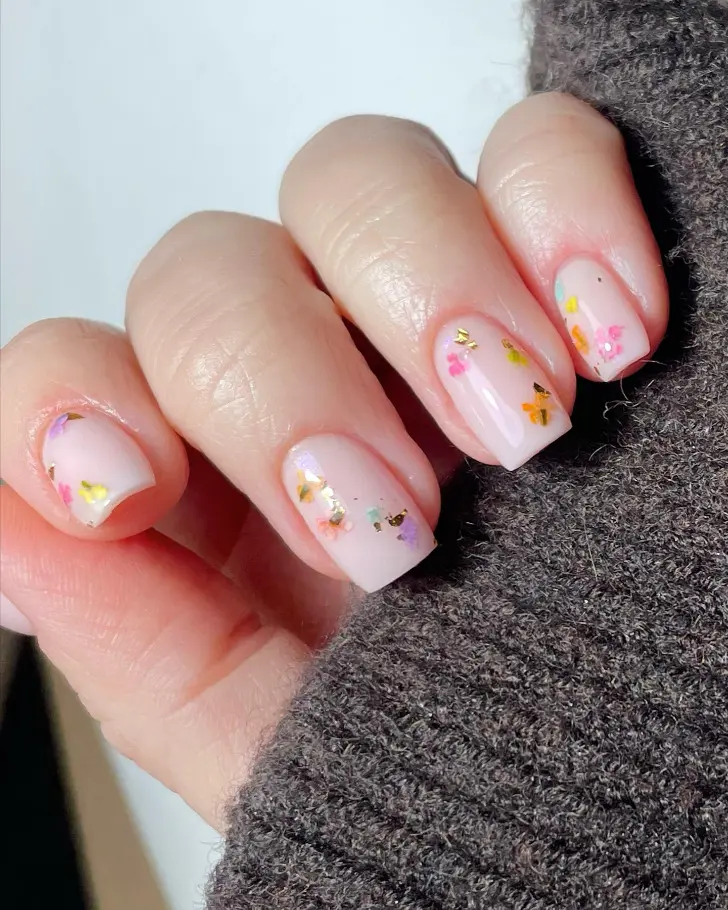 Ногти с чистой основой и цветными абстрактными цветами