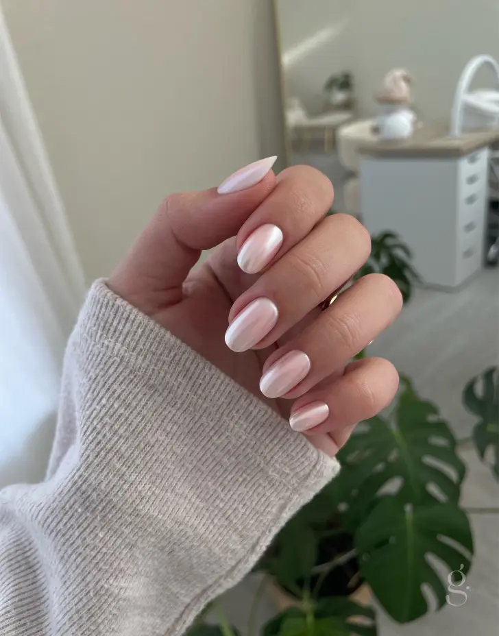 Овальные ногти с глянцевым покрытием бежево натуральным градиентом