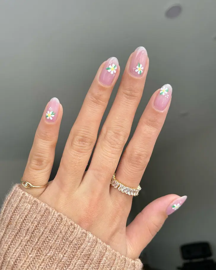 Овальный чистый маникюр с весенними цветами