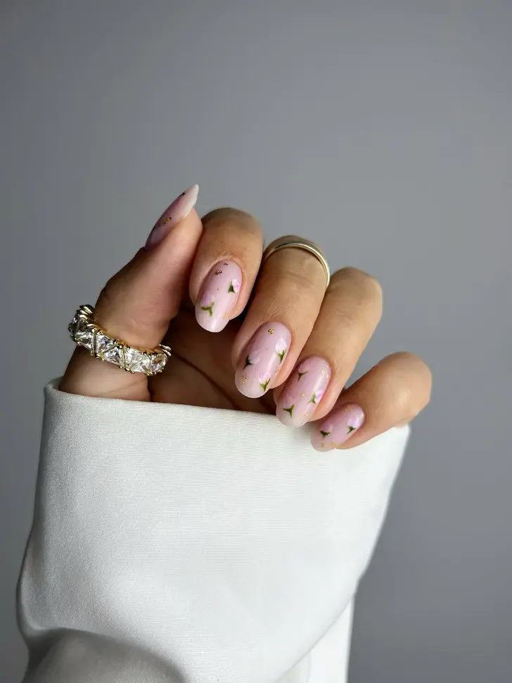 Овальный маникюр с натуральной основой и нежными тюльпанами