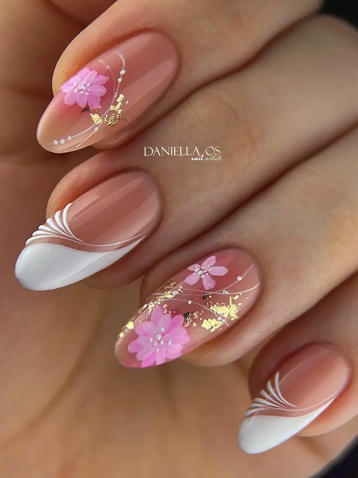 Овальный маникюр с розовыми цветами и золотой фольгой