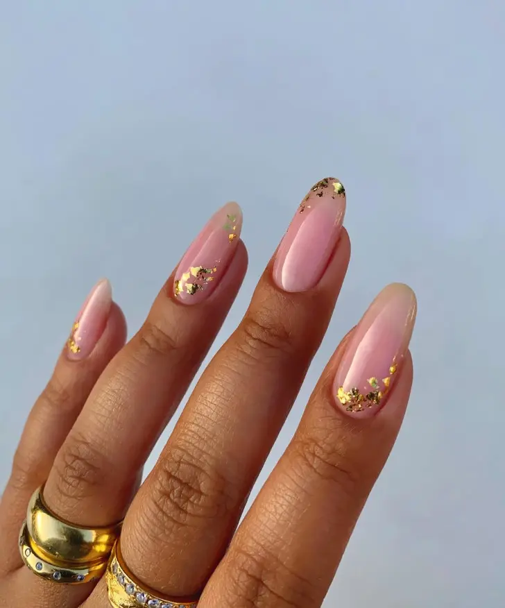 Овальный маникюр с золотой фольгой для настоящих леди