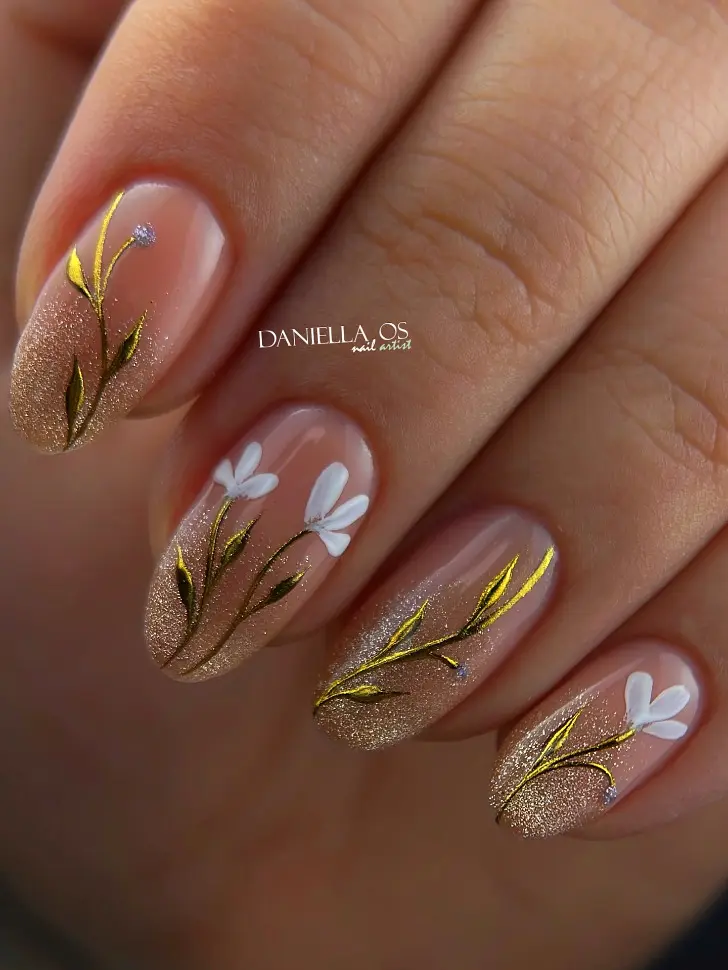 Овальный маникюр с золотой крошкой и белыми пионами смотрится дорого