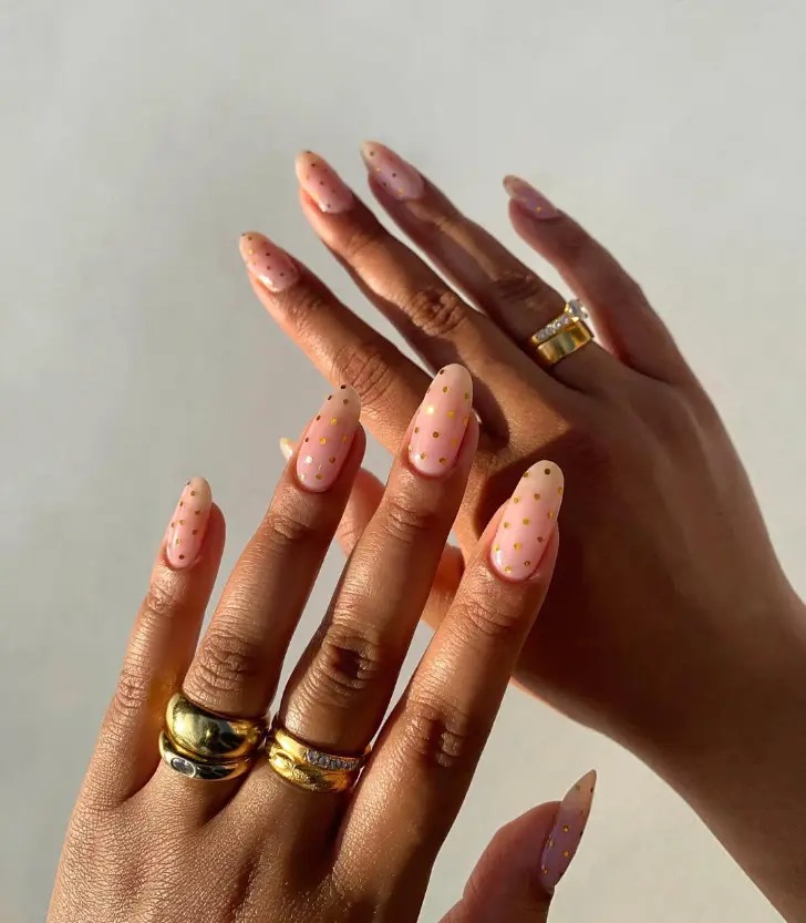 Овальный маникюр с золотым горошком для леди со вкусом