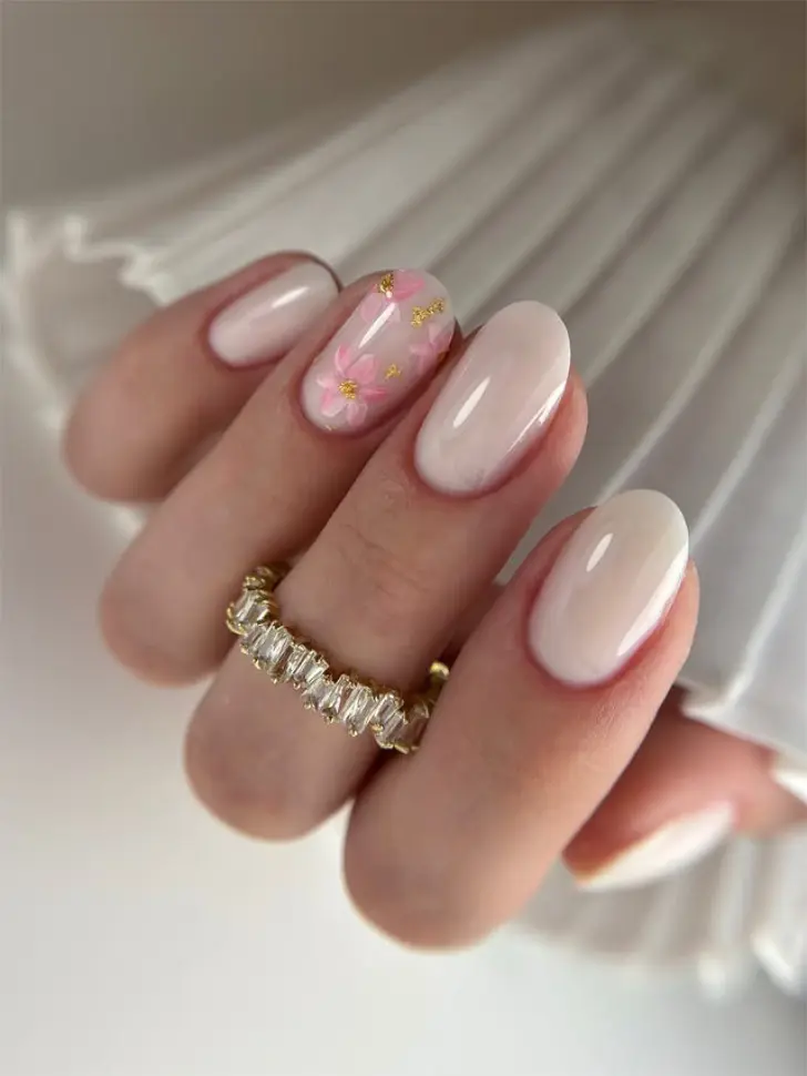 Овальный молочный маникюр с дорогими цветами и золотой фольгой