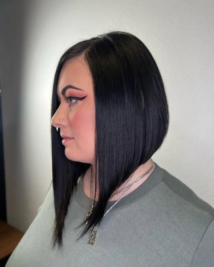 Перевернутая стрижка боб для круглого лица с удлиненными передними прядями